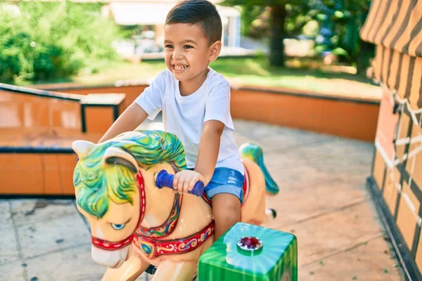 Чарівний Іспаномовний Хлопчик Посміхається Щасливий Грати Парку — стокове фото
