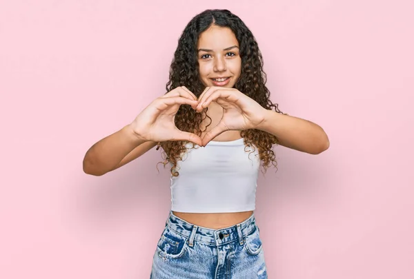 Adolescente Ragazza Ispanica Indossa Abiti Casual Sorridente Amore Facendo Forma — Foto Stock