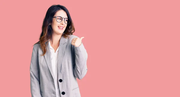 Hermosa Joven Morena Vistiendo Ropa Negocios Gafas Sonriendo Con Cara —  Fotos de Stock