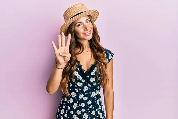 Jonge Brunette Vrouw Dragen Zomer Hoed Tonen Wijzen Met Vingers — Stockfoto