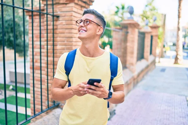 Joven Estudiante Hispano Sonriendo Feliz Usando Smartphone Caminando Por Calle —  Fotos de Stock