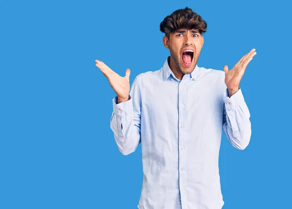 Joven Hombre Hispano Con Camisa Casual Celebrando Loco Sorprendido Por — Foto de Stock