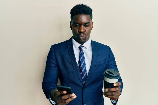 Yakışıklı Adamı Akıllı Telefon Kullanıyor Bir Fincan Kahve Içiyor Ağızlı — Stok fotoğraf