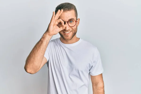 Gündelik Giysiler Gözlük Takan Genç Beyaz Adam Hareketleriyle Gülümsüyor Gözleriyle — Stok fotoğraf