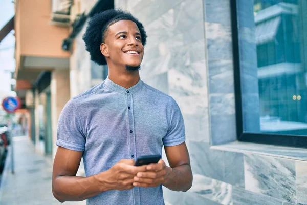 Jonge Afrikaans Amerikaanse Man Lacht Gelukkig Met Behulp Van Smartphone — Stockfoto