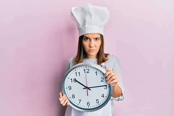 Jovem Mulher Bonita Vestindo Uniforme Cozinheiro Profissional Chapéu Segurando Relógio — Fotografia de Stock