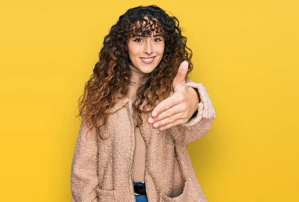 Joven Chica Hispana Vestida Con Ropa Invierno Sonriente Amistosa Ofreciendo —  Fotos de Stock