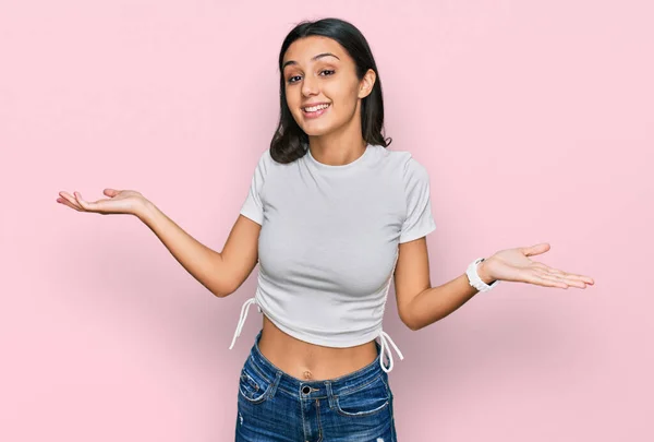 Jong Hispanic Meisje Dragen Casual Wit Shirt Glimlachen Tonen Beide — Stockfoto