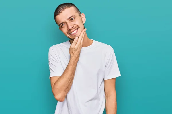 Spaanse Jongeman Draagt Casual Wit Shirt Kijkt Zelfverzekerd Naar Camera — Stockfoto