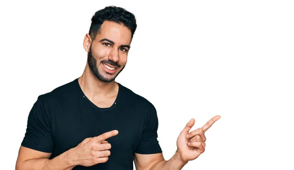 Hispanischer Mann Mit Bart Trägt Legeres Schwarzes Shirt Lächelt Die — Stockfoto