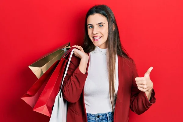 Mladá Brunetka Teenager Drží Nákupní Tašky Úsměvem Šťastný Pozitivní Palec — Stock fotografie