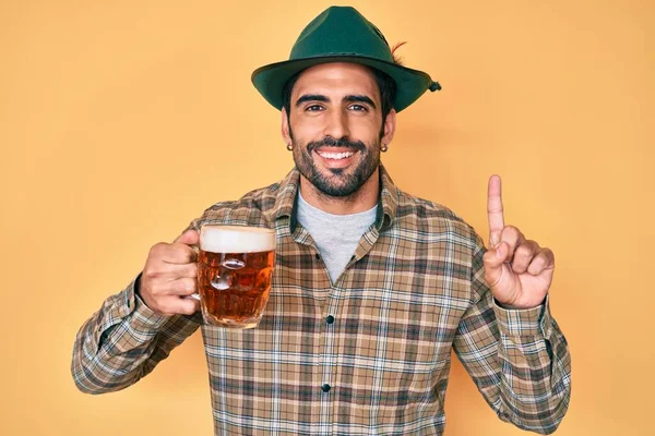 Snygg Hispanic Man Med Skägg Bär Oktoberfest Hatt Dricka Förvånad — Stockfoto