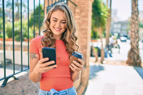 Młoda Blondynka Uśmiecha Się Szczęśliwy Pomocą Smartfona Picia Zabrać Kawę — Zdjęcie stockowe