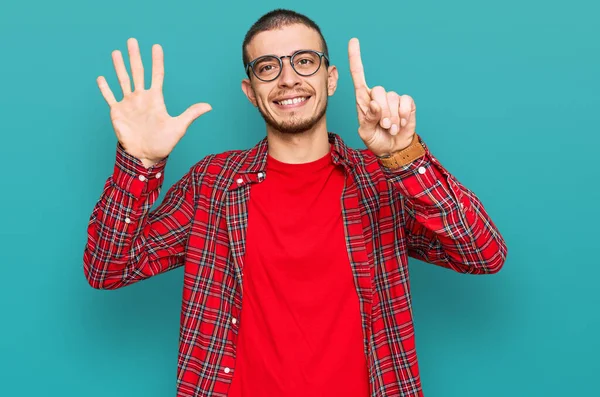 Latino Nuori Mies Päällään Rento Vaatteita Näy Osoittaa Sormilla Numero — kuvapankkivalokuva