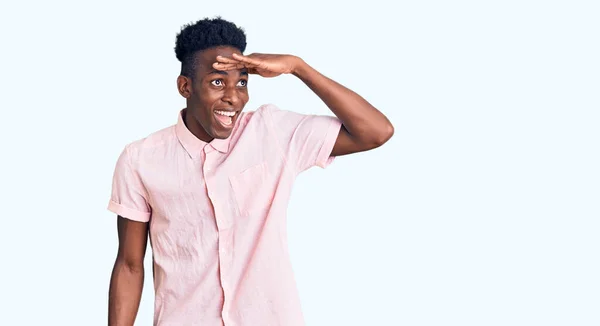 Fiatal Afro Amerikai Férfi Alkalmi Ruhákat Visel Nagyon Boldog Mosolygós — Stock Fotó