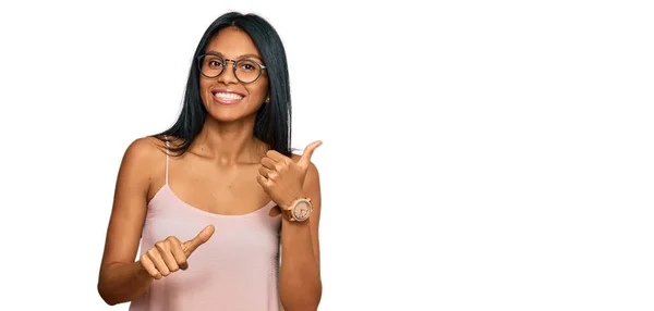 Junge Afrikanisch Amerikanische Frau Lässiger Kleidung Und Brille Mit Nach — Stockfoto