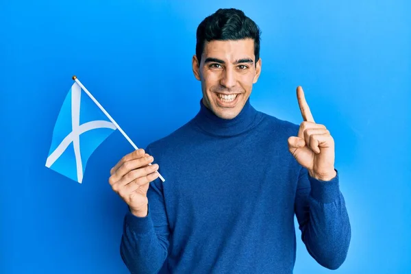 Snygg Latinamerikansk Man Med Skotsk Flagga Leende Med Idé Eller — Stockfoto