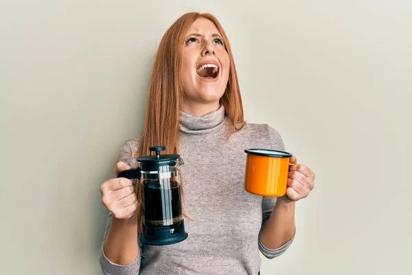 Jonge Ierse Vrouw Drinken Italiaanse Koffie Boos Gek Schreeuwen Gefrustreerd — Stockfoto