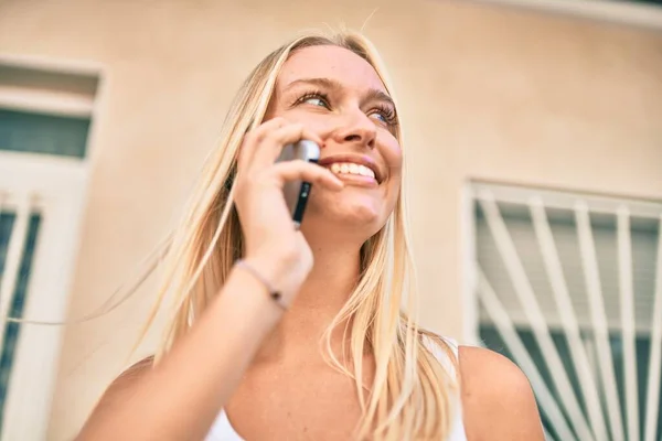Jong Blond Meisje Glimlachen Gelukkig Praten Smartphone Stad — Stockfoto