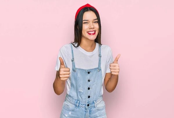 Menina Hispânica Jovem Vestindo Roupas Casuais Sinal Sucesso Fazendo Gesto — Fotografia de Stock