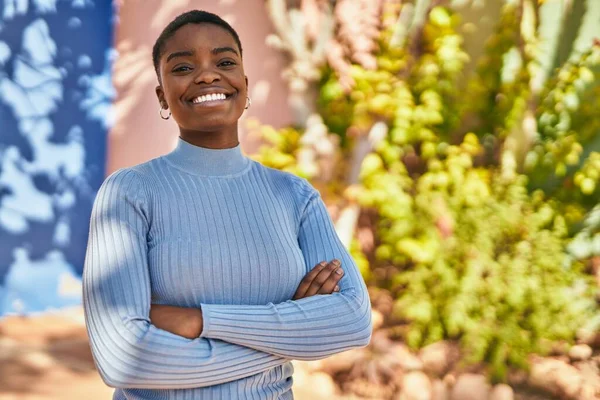 Giovane Donna Afroamericana Sorridente Felice Con Braccia Incrociate Alla Città — Foto Stock