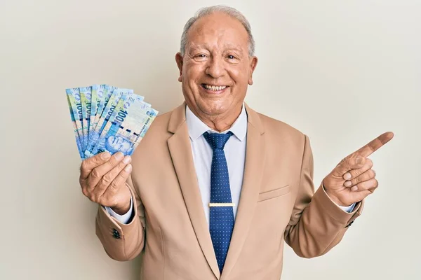 Hombre Caucásico Mayor Sosteniendo Billetes Sudafricanos Rand Sonriendo Feliz Señalando —  Fotos de Stock