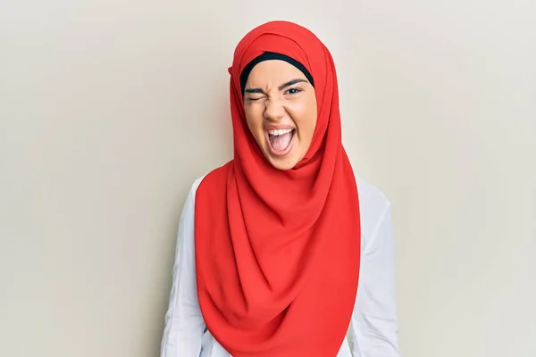 Jeune Belle Fille Hispanique Portant Traditionnel Hijab Islamique Écharpe Clin — Photo