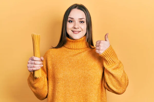 Menina Hispânica Jovem Segurando Espaguete Não Cozido Sorrindo Feliz Positivo — Fotografia de Stock