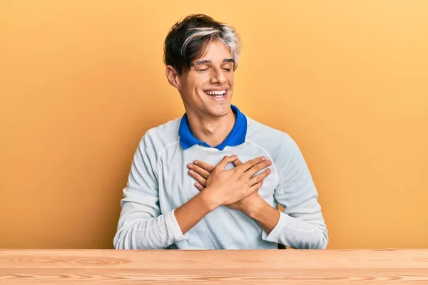 Jonge Latijns Amerikaanse Man Casual Kleding Zittend Tafel Glimlachend Met — Stockfoto