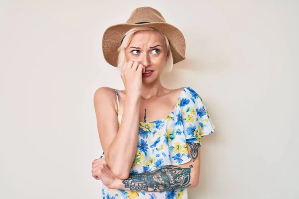 Giovane Donna Bionda Con Tatuaggio Che Indossa Cappello Estivo Dall — Foto Stock