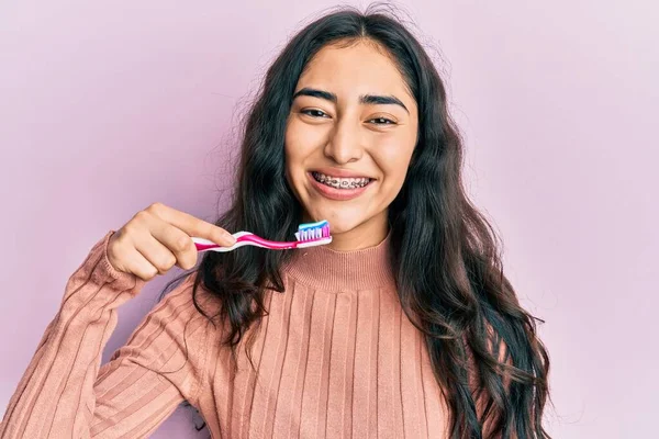 Spaanse Tiener Meisje Met Gebitsbeugels Houden Mondwater Tandenborstel Voor Frisse — Stockfoto