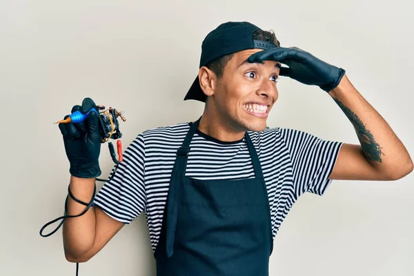 Joven Hombre Afroamericano Guapo Tatuador Con Uniforme Profesional Guantes Que —  Fotos de Stock