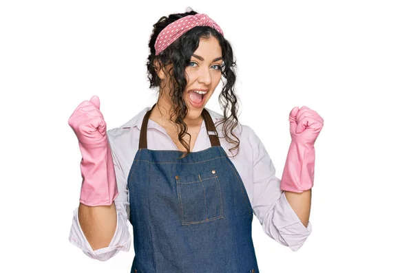 Young Hispanic Girl Wearing Cleaner Apron Gloves Screaming Proud Celebrating — Stockfoto