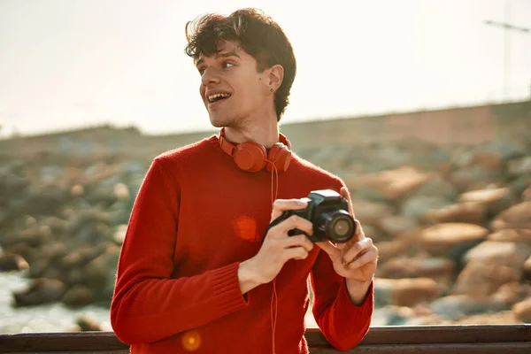 Νεαρός Ισπανός Χαμογελάει Χαρούμενος Χρησιμοποιώντας Αντανακλαστική Κάμερα Στην Παραλία — Φωτογραφία Αρχείου