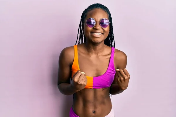 Jeune Femme Afro Américaine Portant Bikini Des Lunettes Soleil Très — Photo