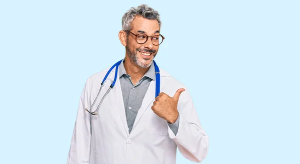 Šedovlasý Muž Středního Věku Uniformě Lékaře Stetoskopu Usmívá Šťastnou Tváří — Stock fotografie