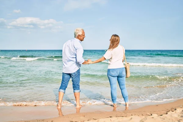 Medelåldern Hispanic Par Ler Glad Tittar Varandra Ansikte Stranden — Stockfoto