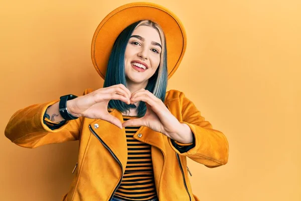 Ung Moderne Jente Med Gul Hatt Skinnjakke Smilende Kjærlighet Mens – stockfoto