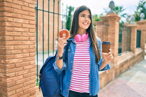 Νεαρή Ισπανίδα Μαθήτρια Χαμογελάει Χαρούμενη Τρώγοντας Πρωινό Στην Πόλη — Φωτογραφία Αρχείου