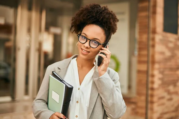 Ung Afrikansk Amerikansk Affärskvinna Ler Glad Prata Smartphone Staden — Stockfoto