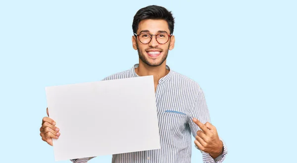 Jonge Knappe Man Houdt Lege Banner Glimlachend Gelukkig Wijzend Met — Stockfoto