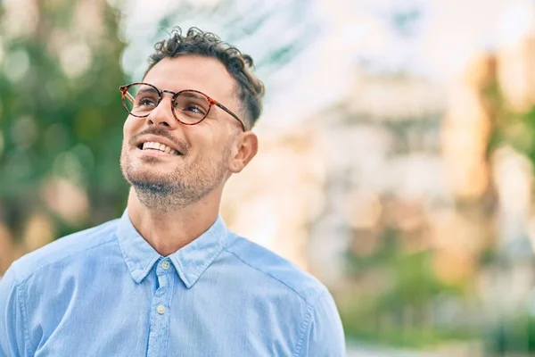 Ung Latinamerikansk Affärsman Ler Lycklig Stående Vid Staden — Stockfoto