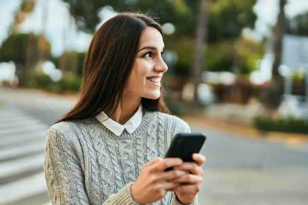 Jovem Hispânica Sorrindo Feliz Usando Smartphone Cidade — Fotografia de Stock