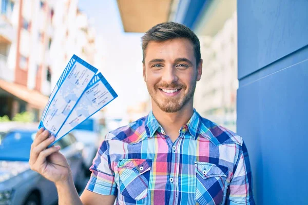 Joven Hombre Caucásico Sonriendo Feliz Sosteniendo Billete Embarque Apoyado Pared —  Fotos de Stock