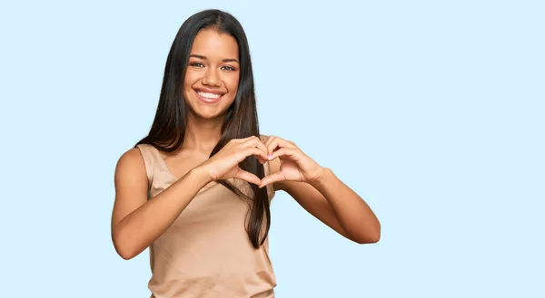 Hermosa Mujer Hispana Vistiendo Ropa Casual Sonriendo Amor Haciendo Forma —  Fotos de Stock