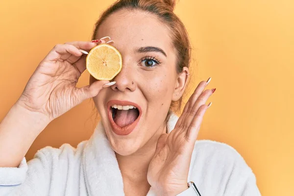 Mladá Blondýnka Nosí Župan Drží Citron Nad Okem Slaví Úspěch — Stock fotografie