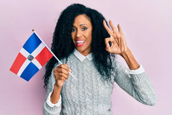 Středního Věku Africká Americká Žena Drží Dominikánskou Republiku Vlajku Dělá — Stock fotografie