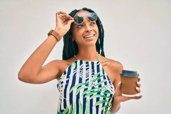 Ung Afrikansk Amerikansk Kvinna Ler Glad Dricka Bort Kaffe Promenader — Stockfoto