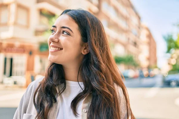 Joven Mujer Hispana Sonriendo Feliz Caminando Por Ciudad — Foto de Stock