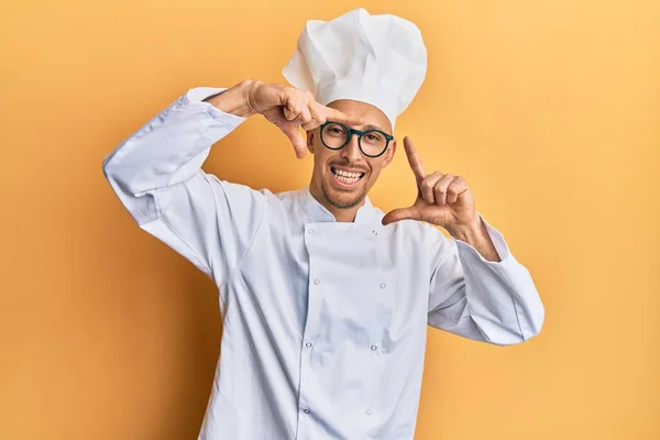 Homem Careca Com Barba Vestindo Uniforme Cozinheiro Profissional Sorrindo Fazendo — Fotografia de Stock